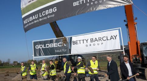 Gesamte Projektteam zum Spatenstich bei Betty Barclay.