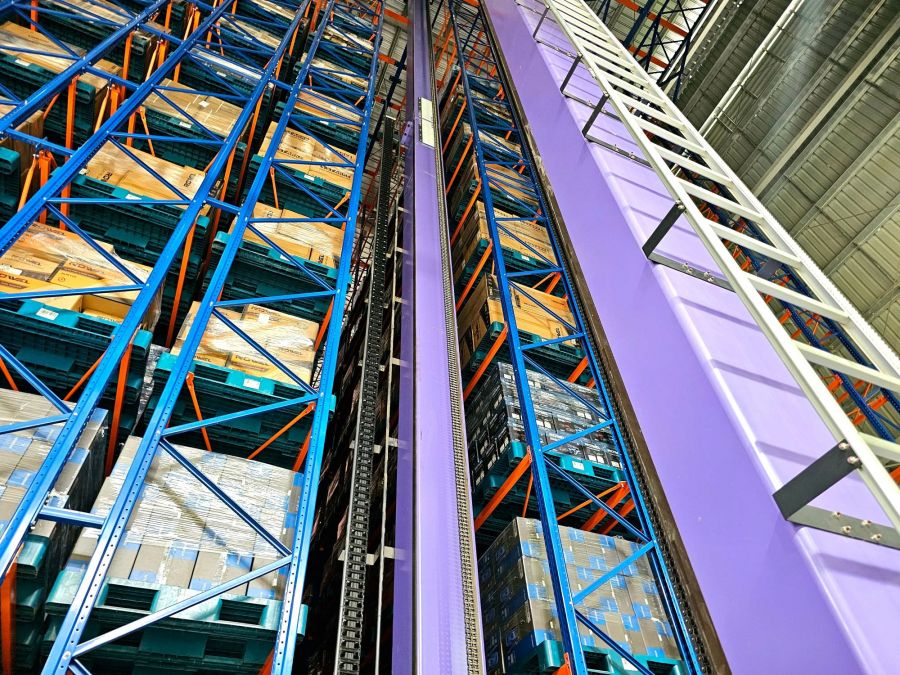 Automatisches Hochregallager mit doppelten Boden und Einlagerungstechnik