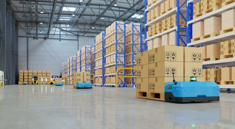 Moderne fahrerlose Transportsysteme in einem Lager mit Hochregalen