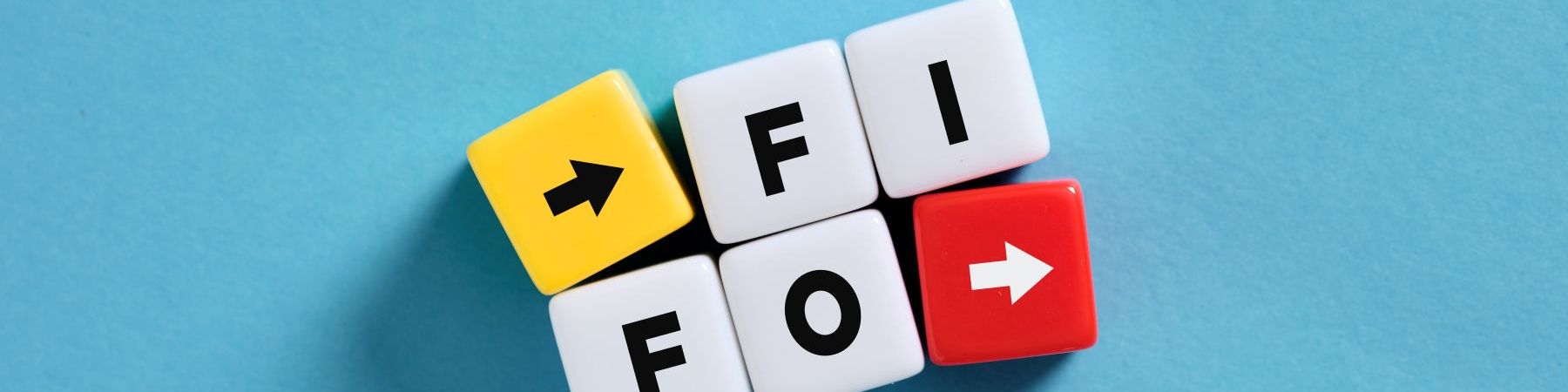 FIFO – First in, first out, illustrated as a principle in logistics using colourful cubes and arrows on a blue background