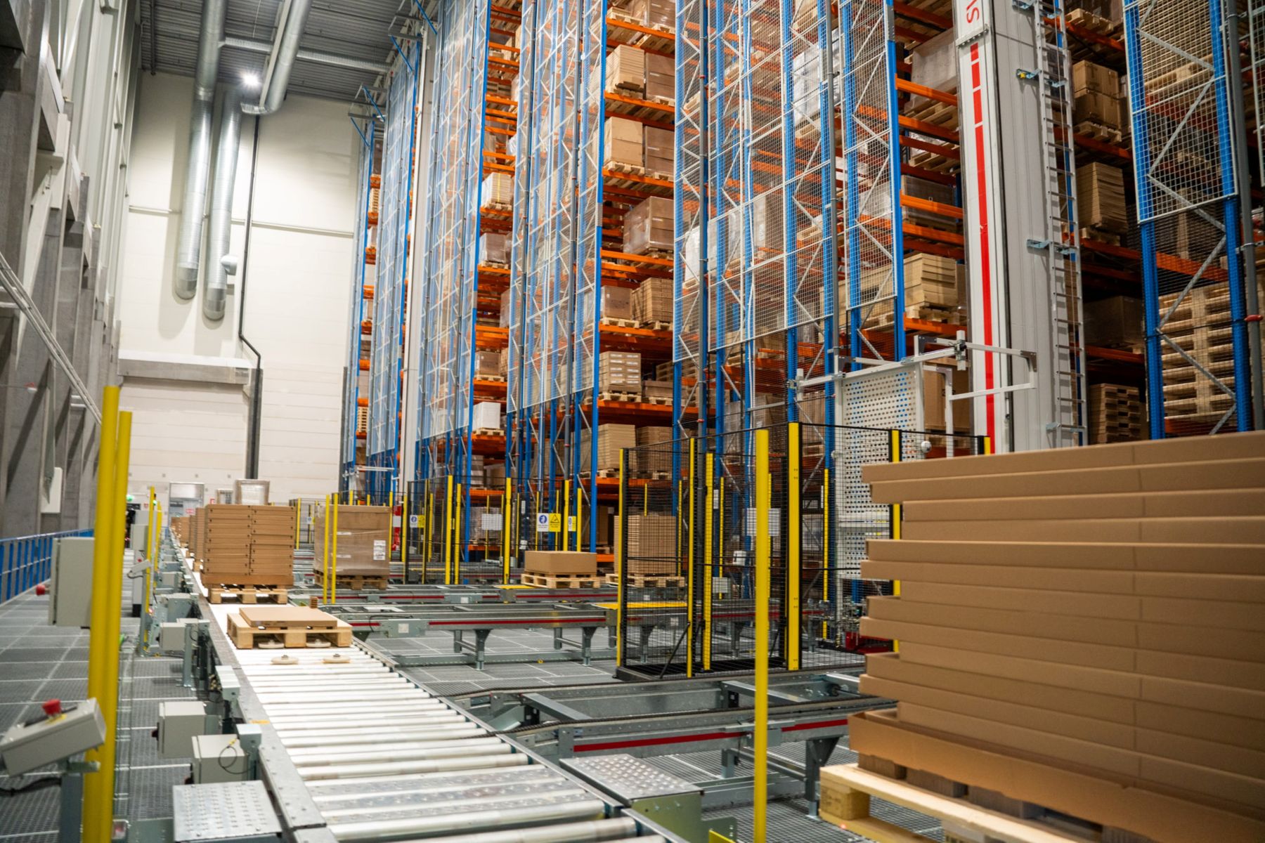 Automatisiertes Palettenlager mit Hochregallager, Fördersystem und automatisiertem Lager- und Abholsystem für moderne Verteilzentrum-Logistik und Materialhandhabung