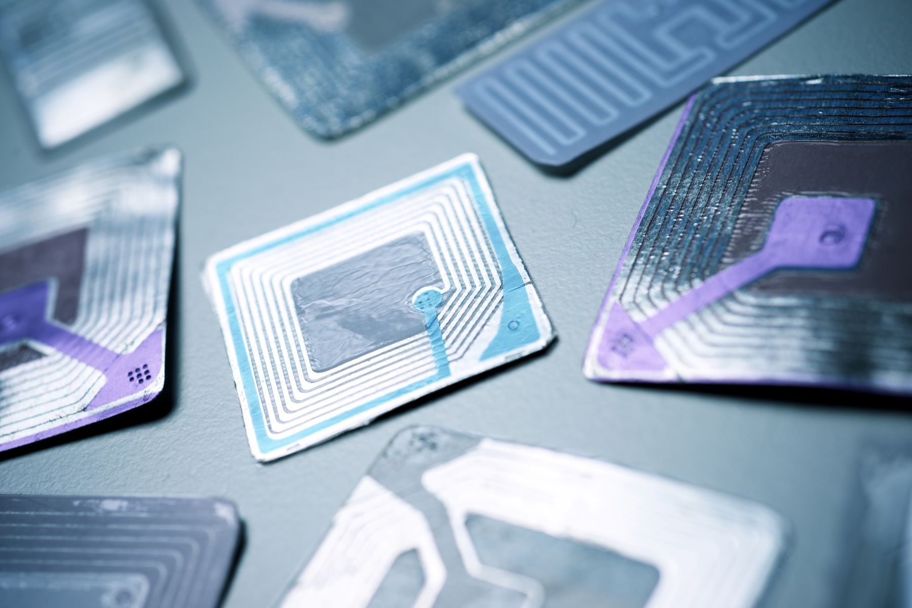 Mehrere Rfid-Tags auf einem Tisch